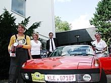 Verena Esters, Ruth Schumacher, Nicholas Dondorf und Anne Koppers (v.l.) vor der Hochschule Niederrhein. Foto: Hochschule Niederrhein/auto-reporter.net